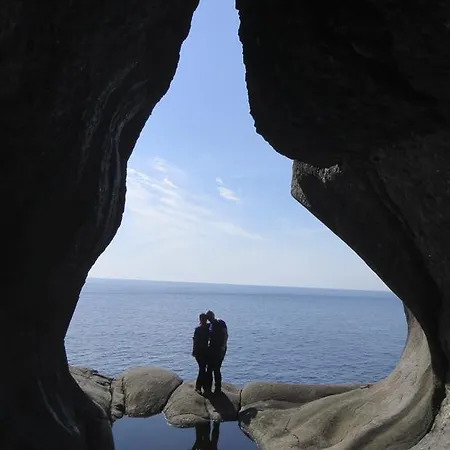 Hellvikhyttene Hébergement de vacances