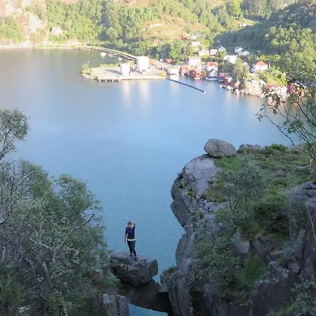 Hellvikhyttene Hébergement de vacances